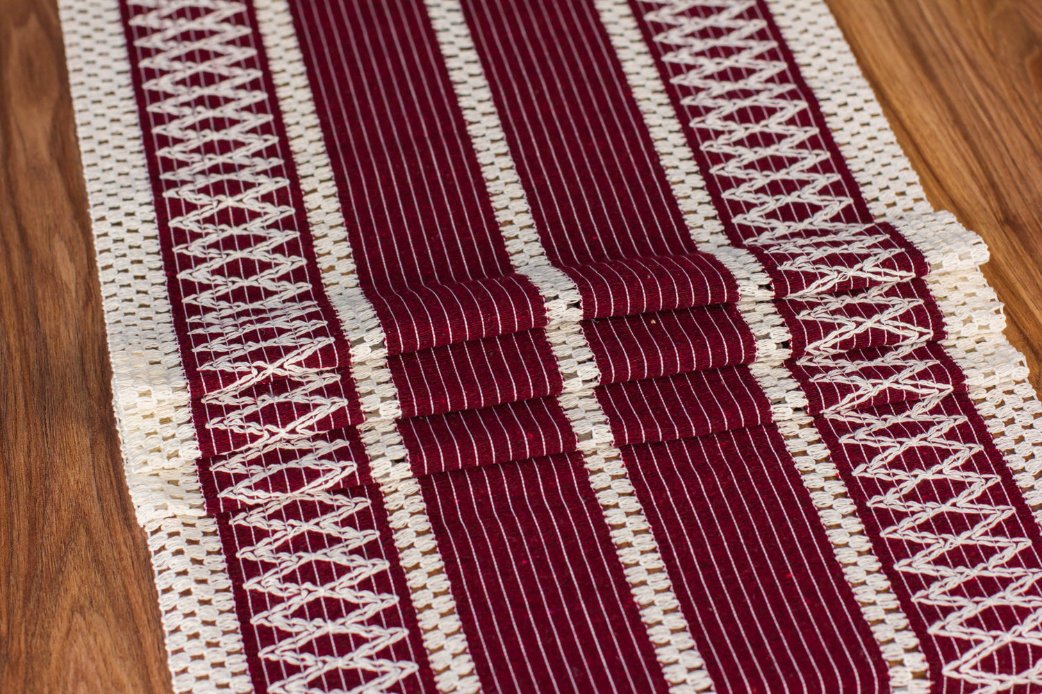 Chemin de table bordeau tricoté en coton mesure 35×145 cm
