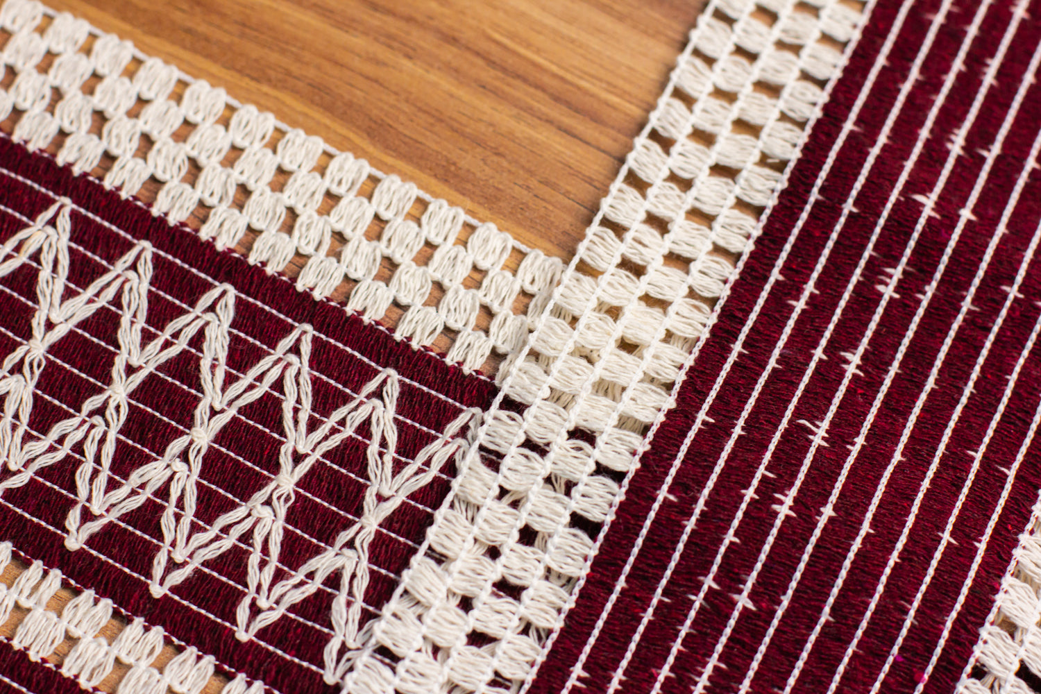 Chemin de table bordeau tricoté en coton mesure 35×145 cm