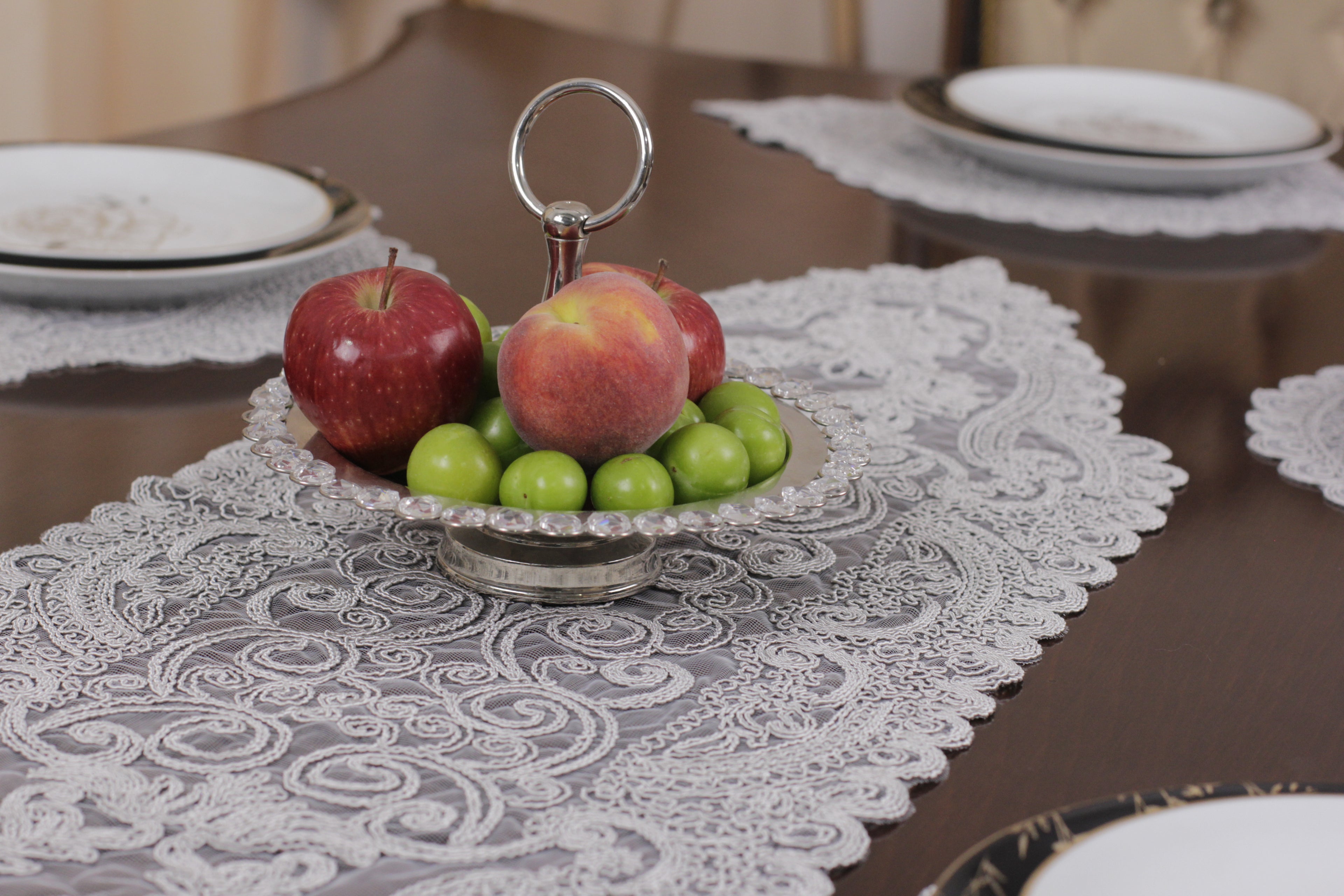 Ensemble de 7 pièces Valonia à Brodé Gris, 6 sous plats 36x52cm + chemin de table 115x38cm