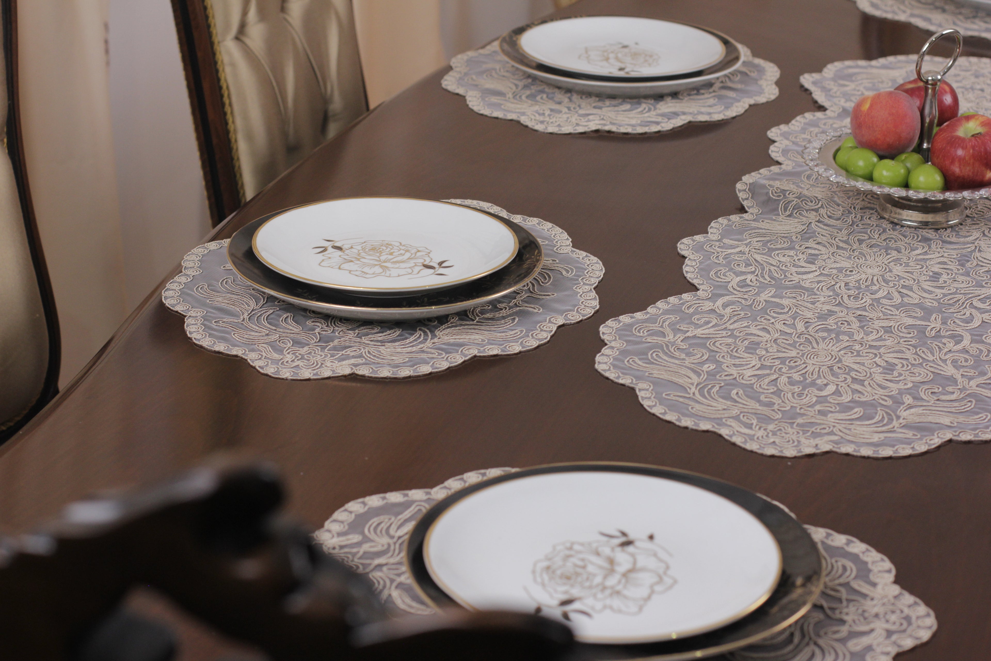 Ensemble de 7 pièces Valeria à Brodé Beige, 6 sous plats 40x40cm + chemin de table 110x40cm