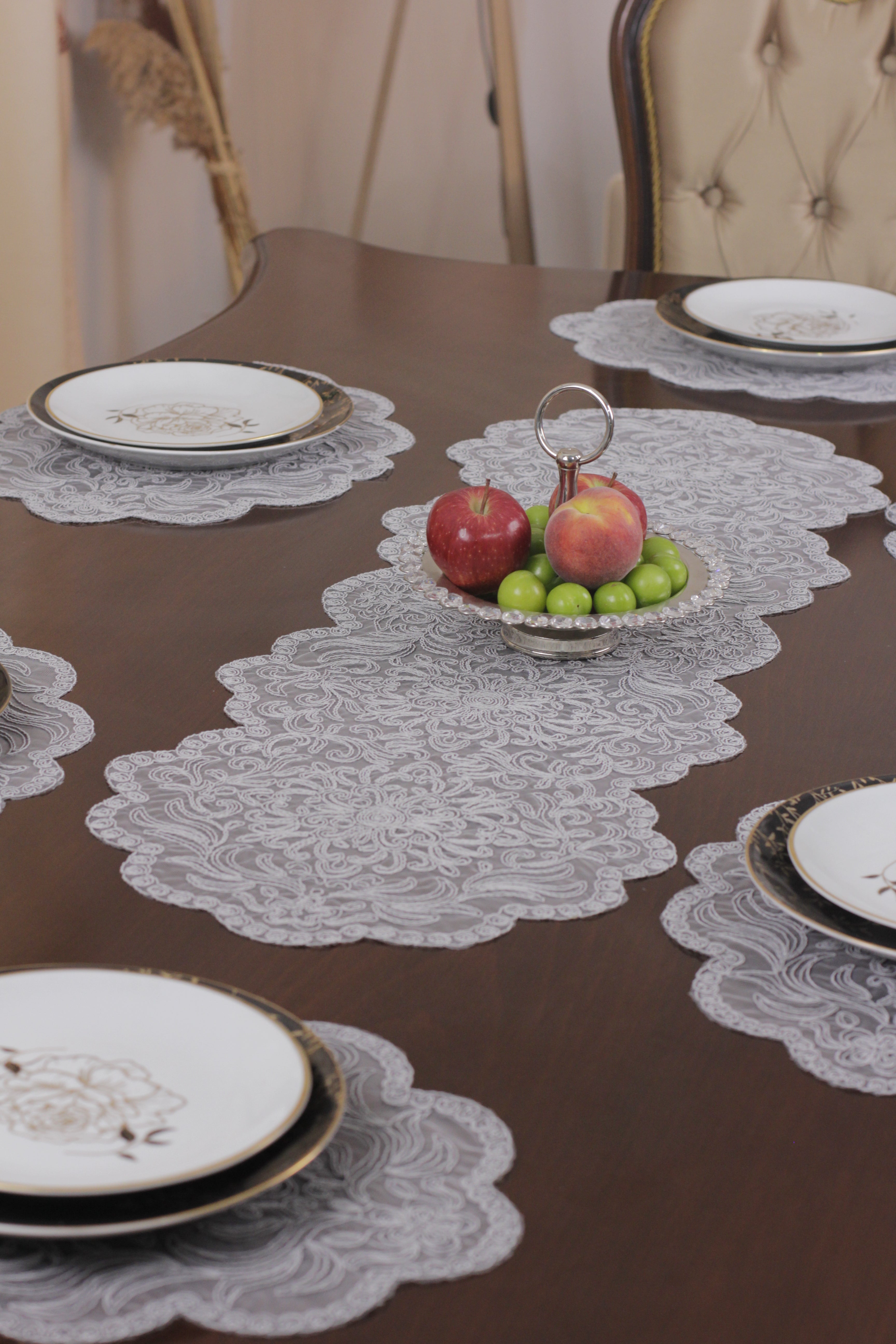 Ensemble de 7 pièces Valeria à Brodé Gris, 6 sous plats 40x40cm + chemin de table 110x40cm