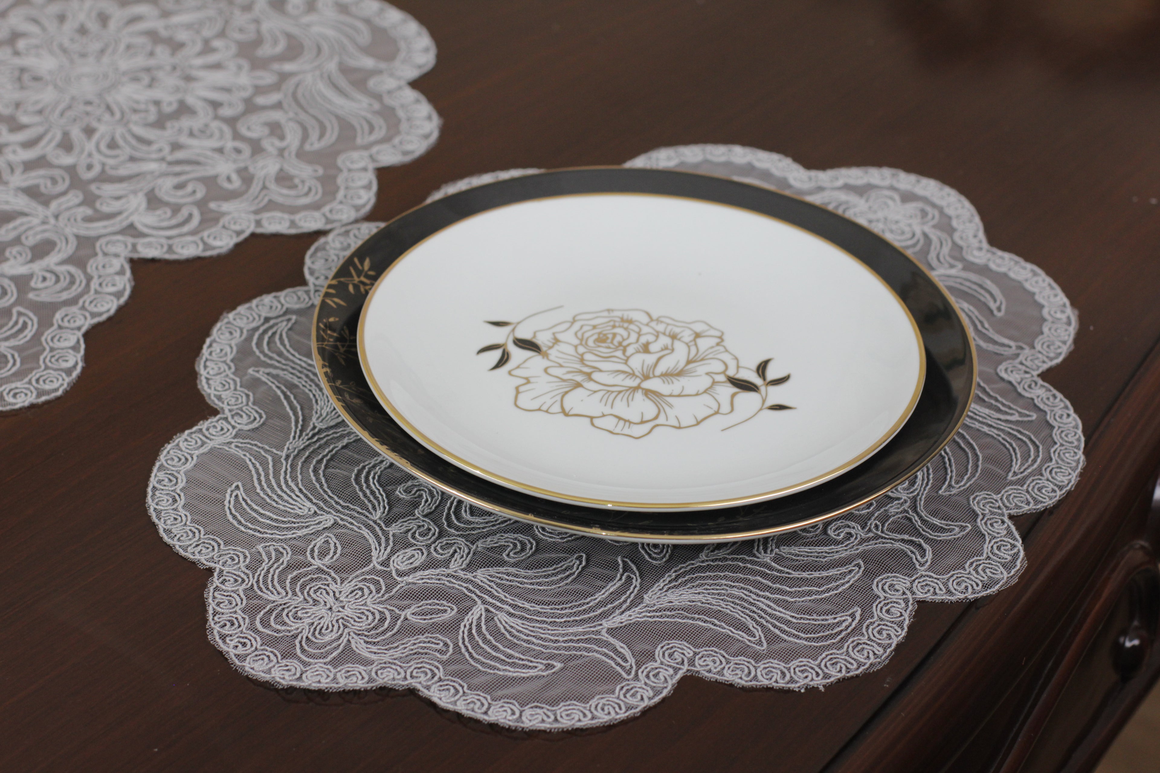 Ensemble de 7 pièces Valeria à Brodé Gris, 6 sous plats 40x40cm + chemin de table 110x40cm