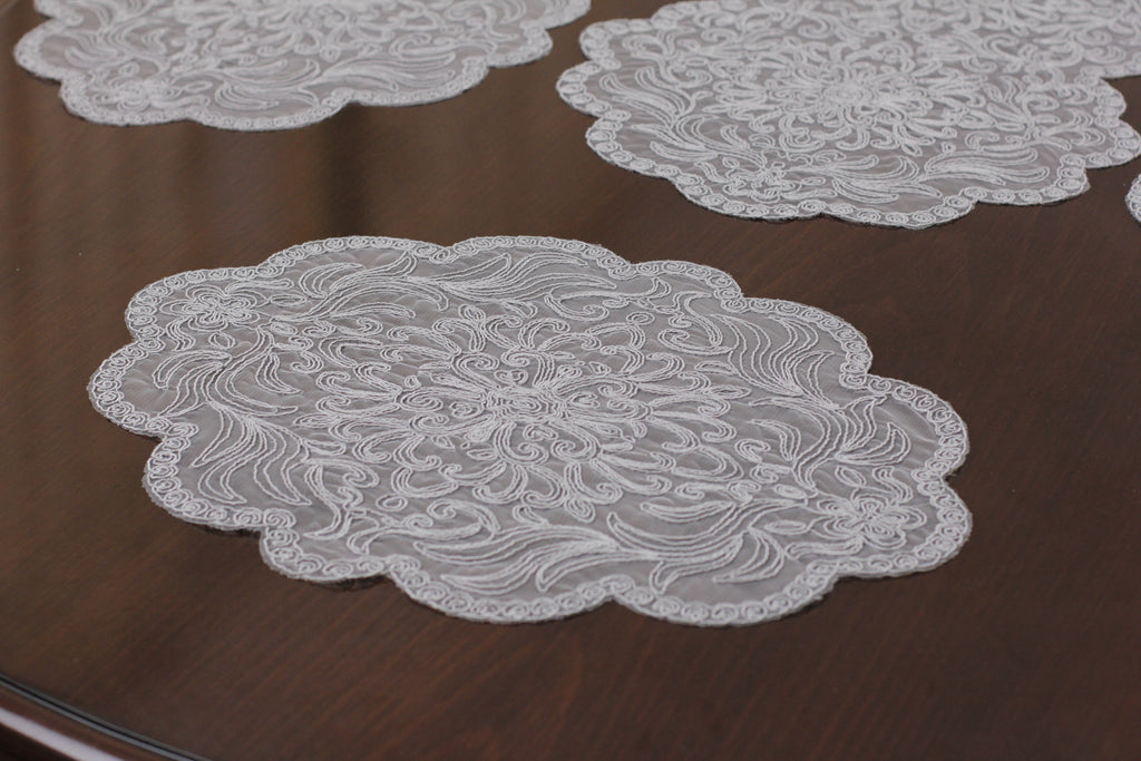 Ensemble de 7 pièces Valeria à Brodé Gris, 6 sous plats 40x40cm + chemin de table 110x40cm