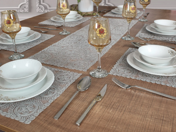 Ensemble de 7 pièces Victoria à brodé gris, 6 sous plats 32x32cm + chemin de table 96x32cm
