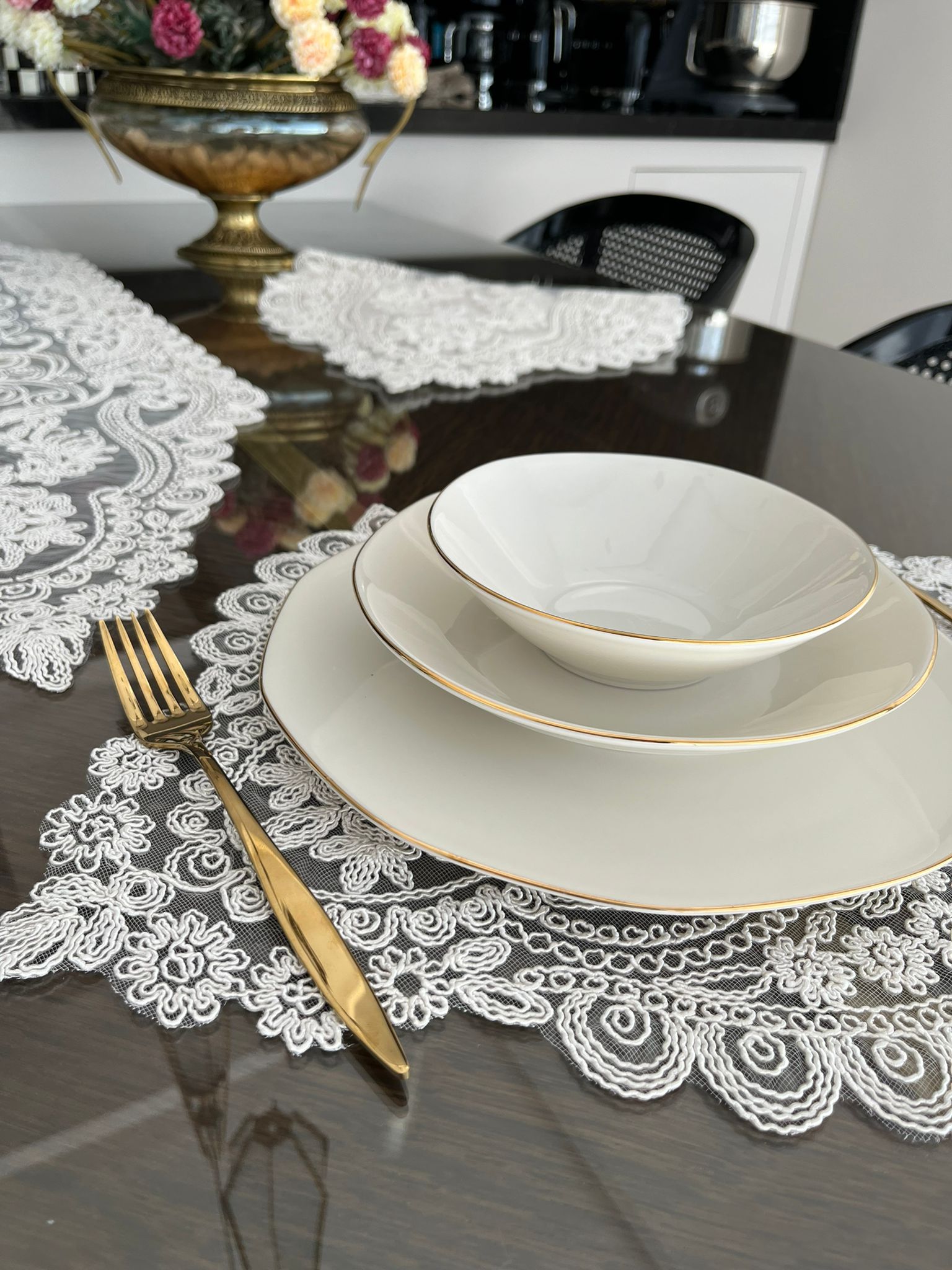 Ensemble de 7 pièces Valonia à Brodé Gris, 6 sous plats 36x52cm + chemin de table 115x38cm