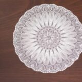 Ensemble de 7 pièces Venezia Blanc, 6 sous plats 40x40cm + 1 chemin de table 110x40cm